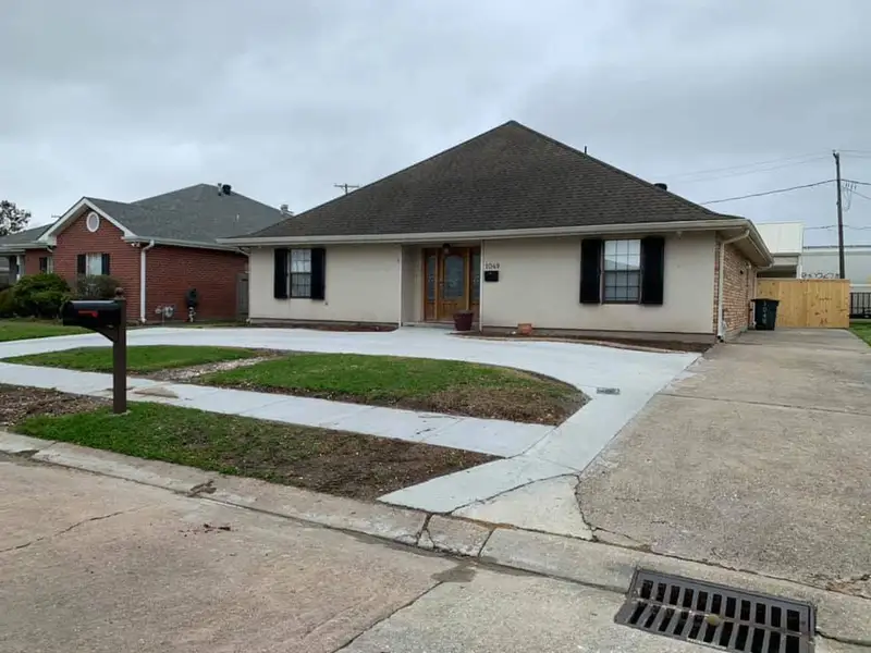 Beautiful landscaping flowerbeds with mulch crafted and installed by Southern Grounds, LLC in the greater new orleans area