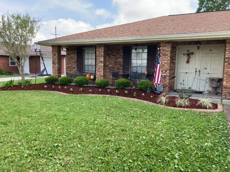Beautiful landscaping flowerbeds with mulch crafted and installed by Southern Grounds, LLC in the greater new orleans area