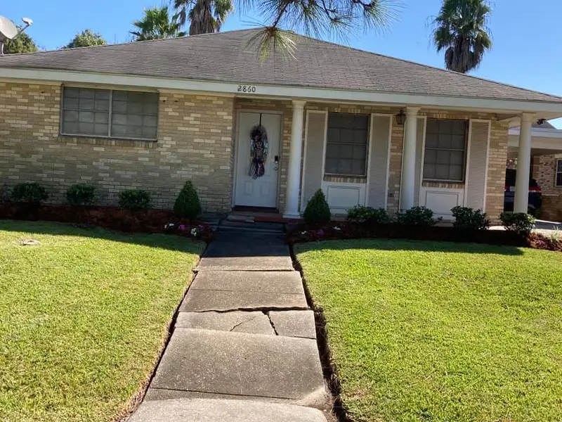 Beautiful landscaping flowerbeds with mulch crafted and installed by Southern Grounds, LLC in the greater new orleans area
