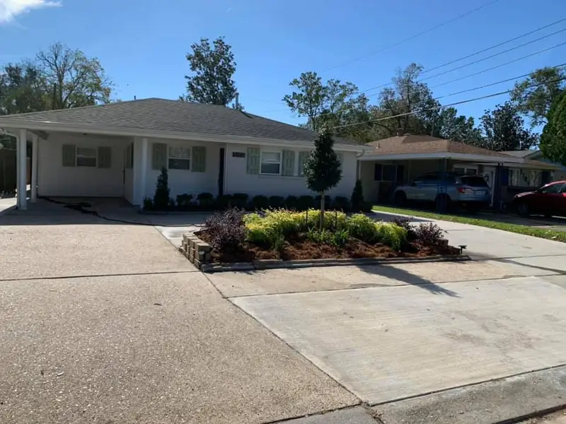Beautiful landscaping flowerbeds with mulch crafted and installed by Southern Grounds, LLC in the greater new orleans area