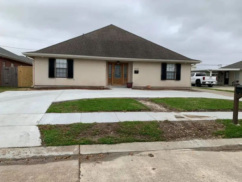 Beautiful landscaping flowerbeds with mulch crafted and installed by Southern Grounds, LLC in the greater new orleans area